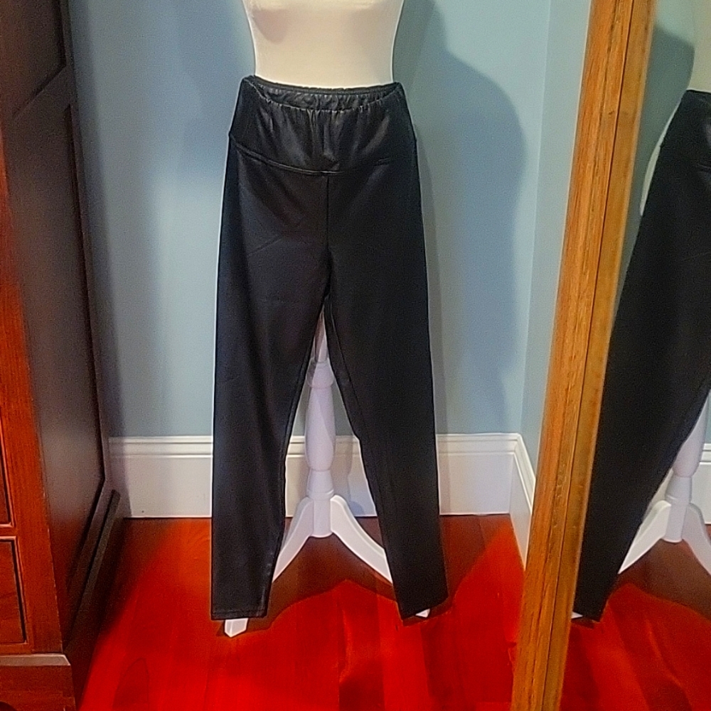 Women's Black faux leather leggings. Size M.